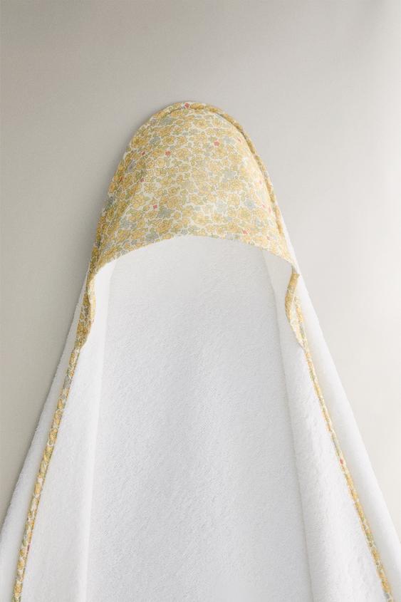 HOODED BABY TOWEL WITH FLORAL PIPING - Cream | ZARA United Kingdom