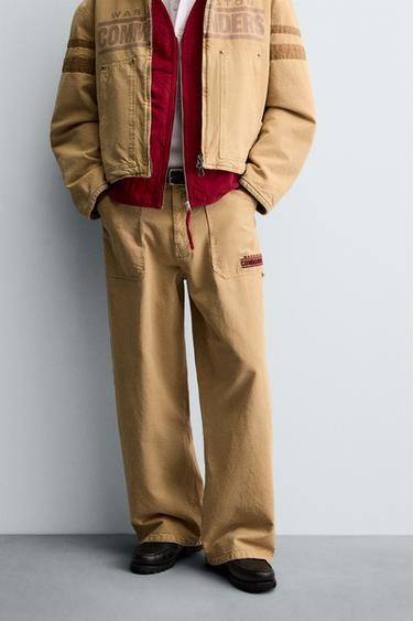 QUẦN BAGGY THÊU HỌA TIẾT VÀ ĐẮP MIẾNG DÁN NFL WASHINGTON COMMANDERS - Nâu vàng từ Zara