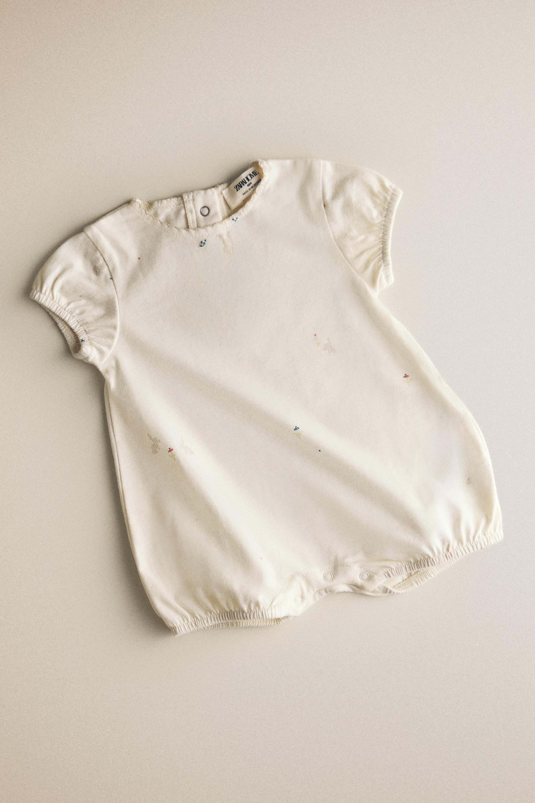 KIDS RABBIT & FLOWER FOOTED ROMPER — Oyster-white