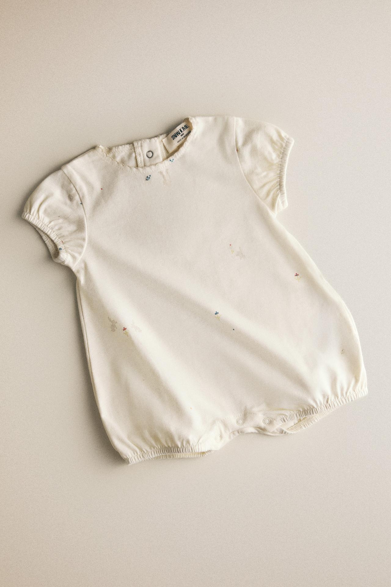 KIDS RABBIT & FLOWER FOOTED ROMPER — Oyster-white