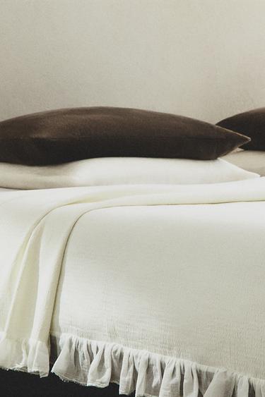 TEXTURED BEDSPREAD WITH RUFFLE - Сірувато-білий Zara