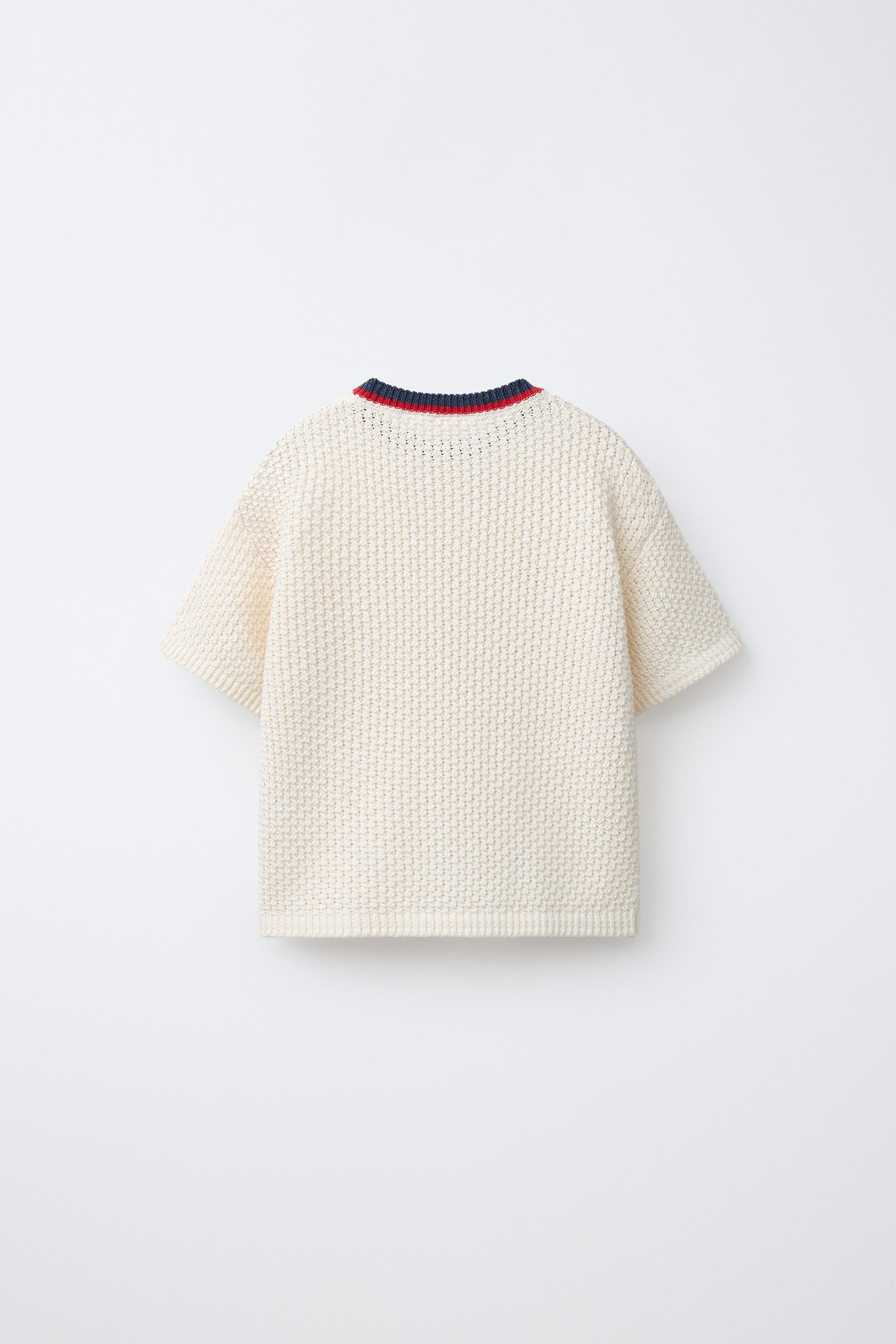 T-SHIRT EN MAILLE STRUCTURÉE À COL CONTRASTE