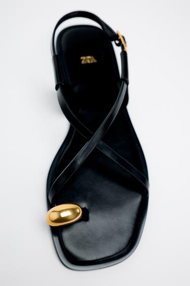 Zara FLAT STRAPPY SANDALS WITH METAL EMBELLISHMENT - Black