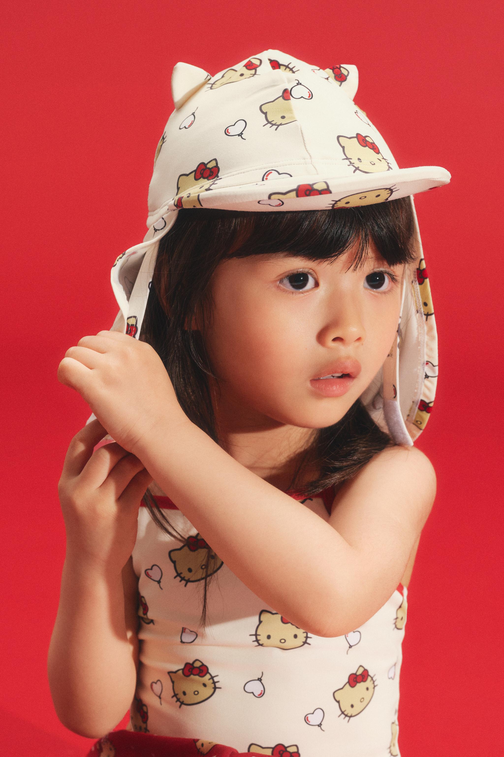 HELLO KITTY © SANRIO SWIM HAT WITH NECK FLAP - Ecru / Red | ZARA