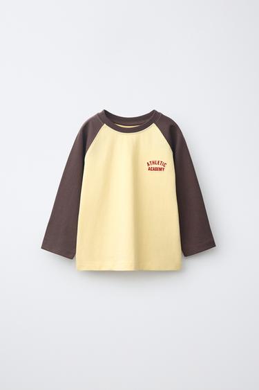 T-SHIRT À MANCHES RAGLAN ET INSCRIPTION BRODÉE - Marron de Zara