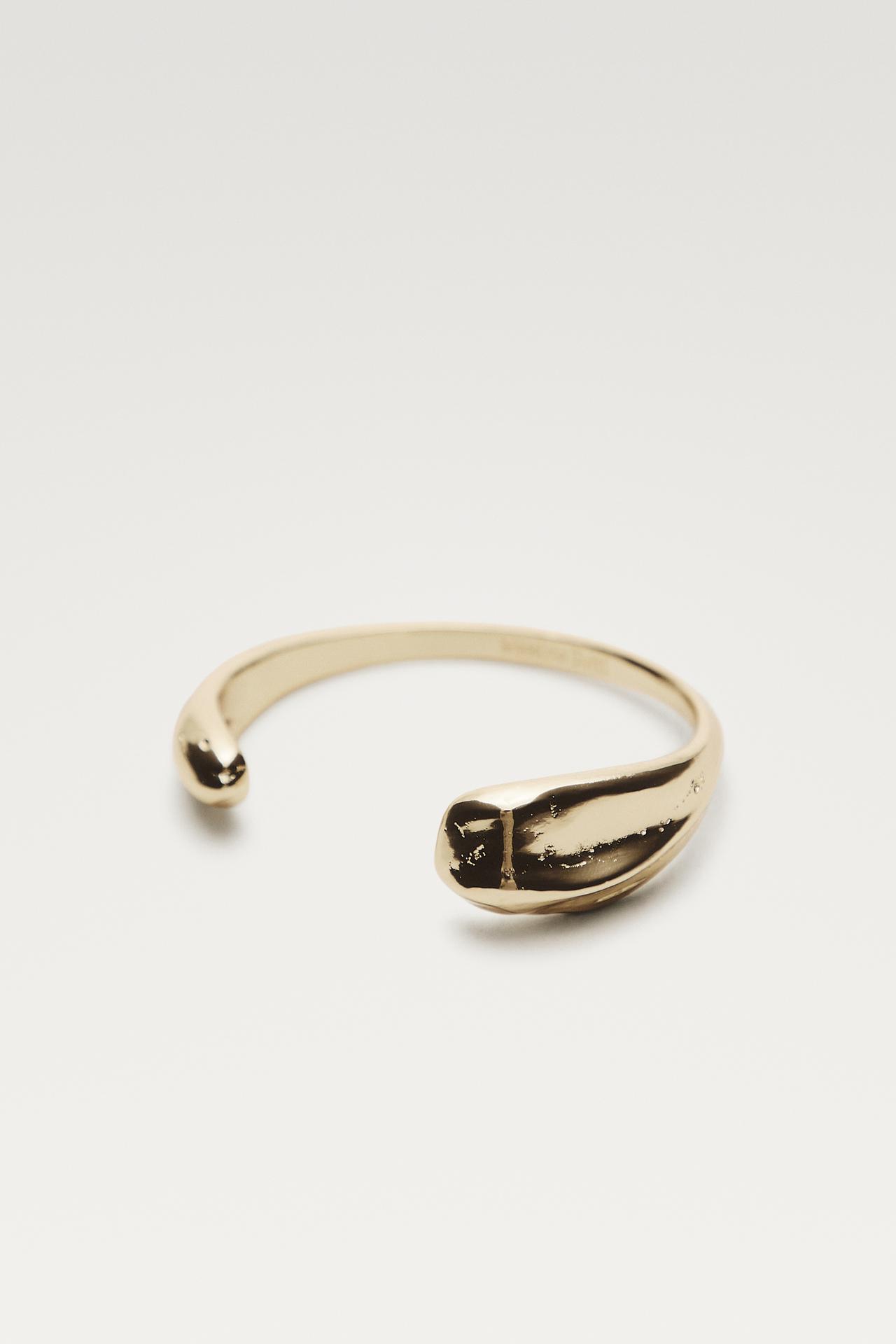 Curved open-design bracelet — Golden