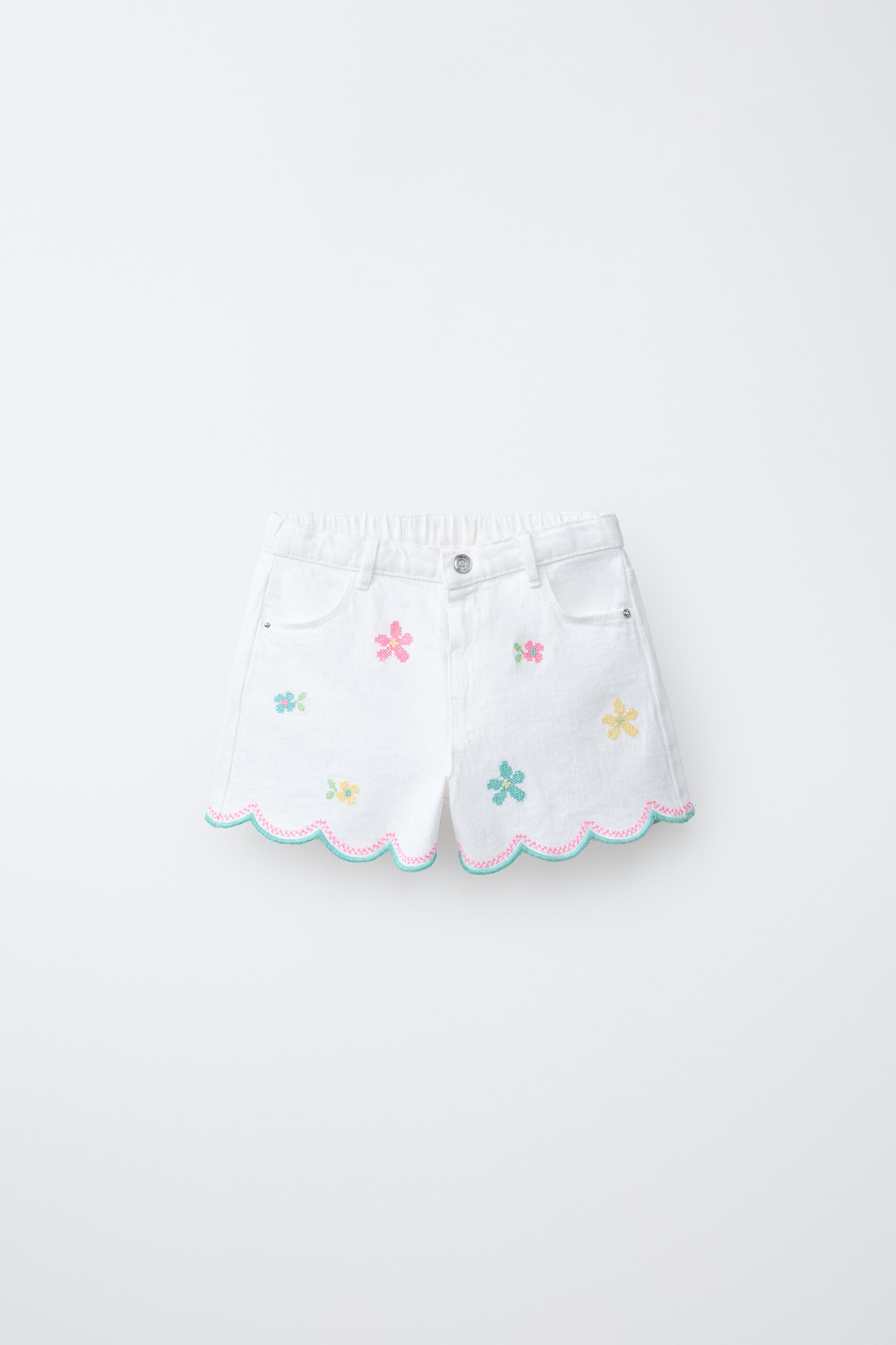 SHORT EN SERGÉ COUPE MOM À FLEURS ET POINT DE CROIX