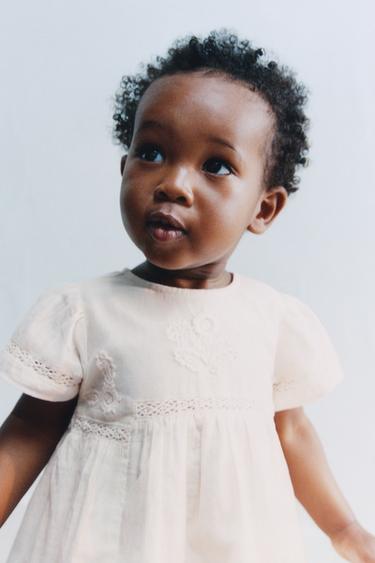 فستان وسروال داخلي مطرّز - وردي الخاص بـ Zara