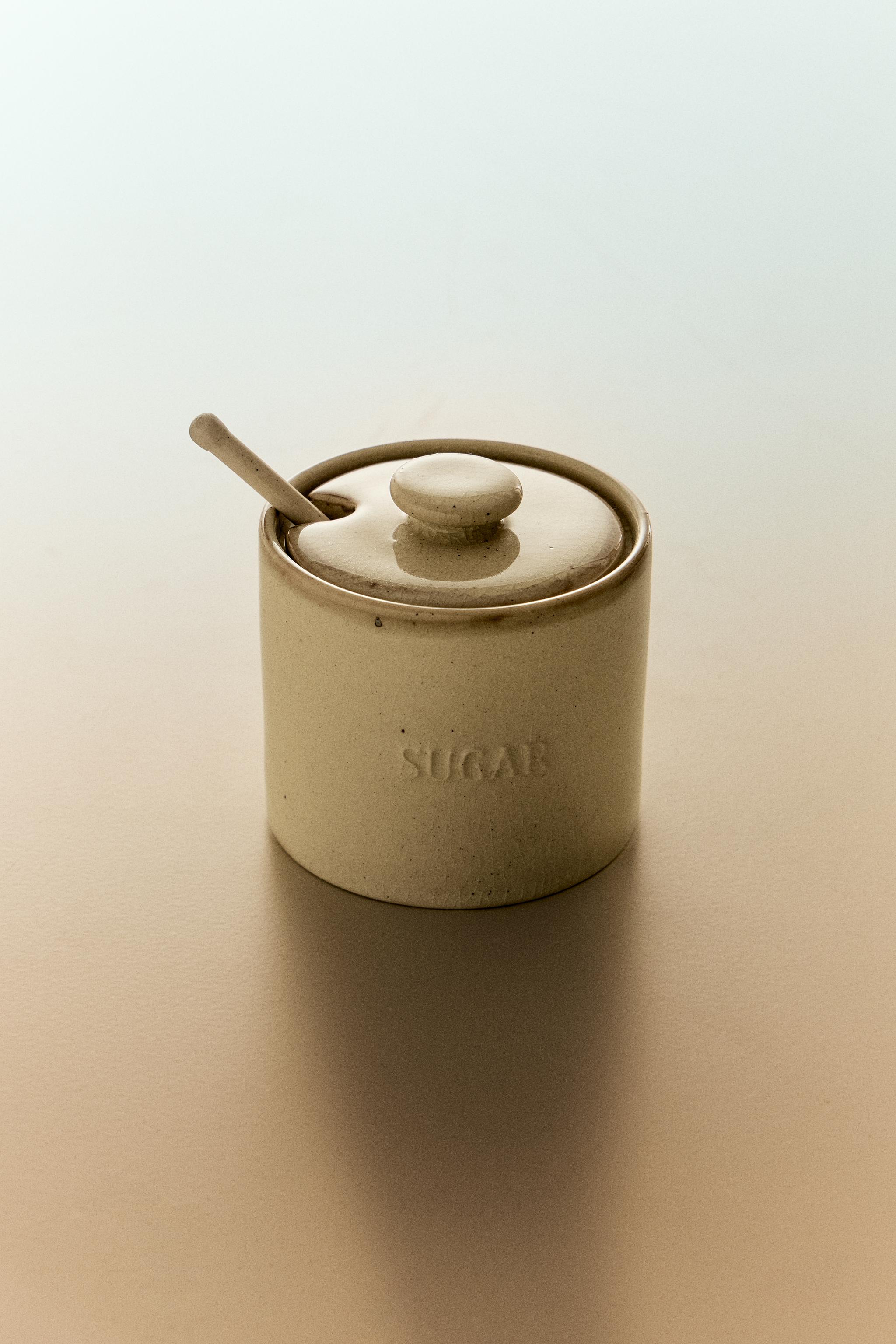STONEWARE SUGAR BOWL WITH DESSERT SPOON