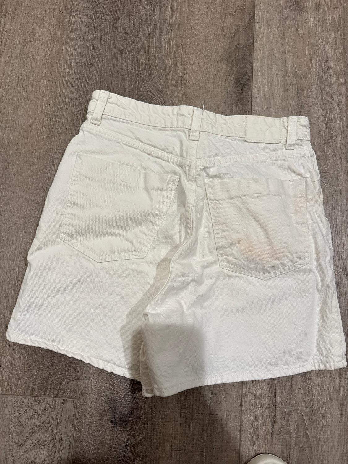 1975 HIGH-WAISTED MOM FIT DENIM SHORTS - Image 2