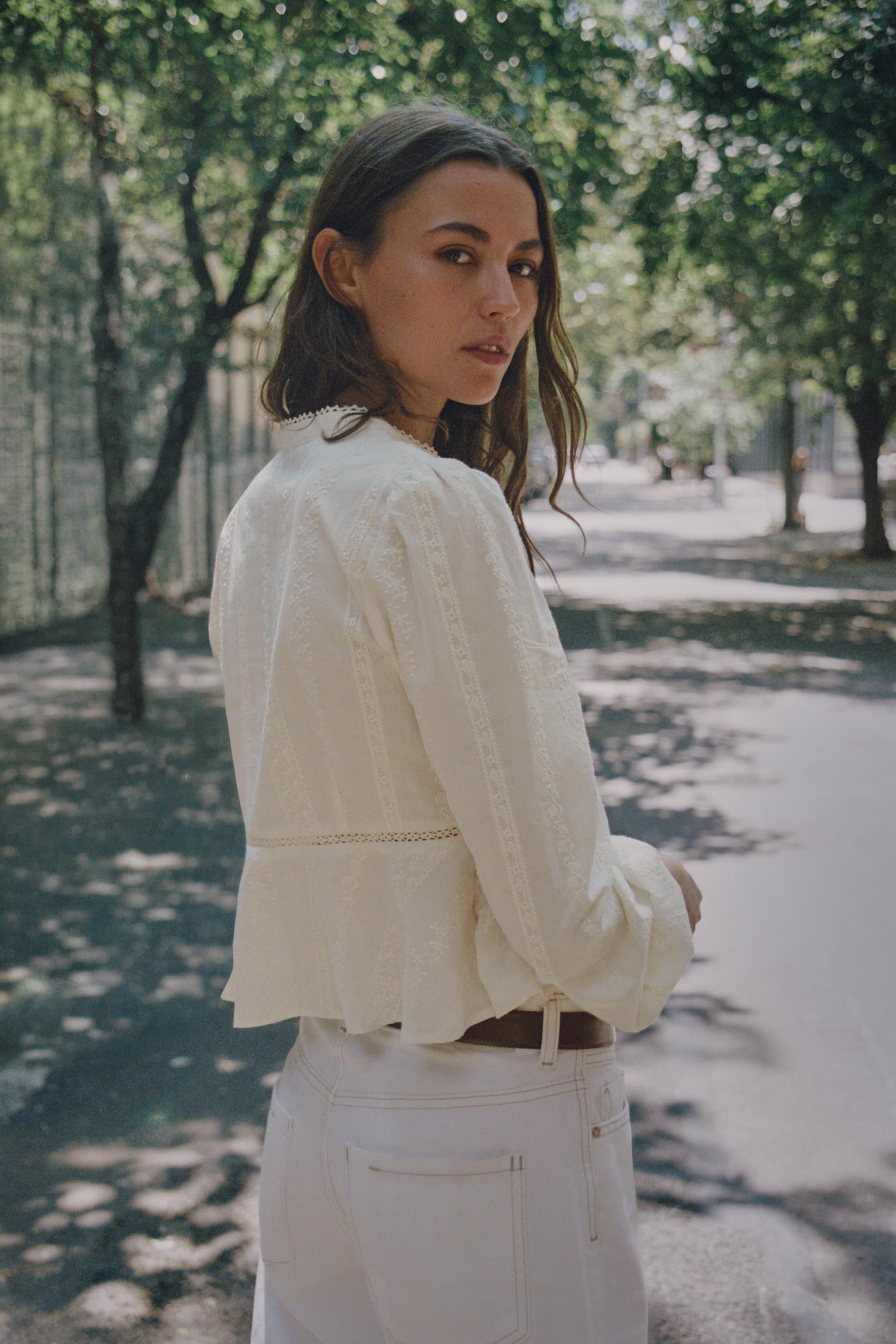 EMBROIDERED ROMANTIC BLOUSE