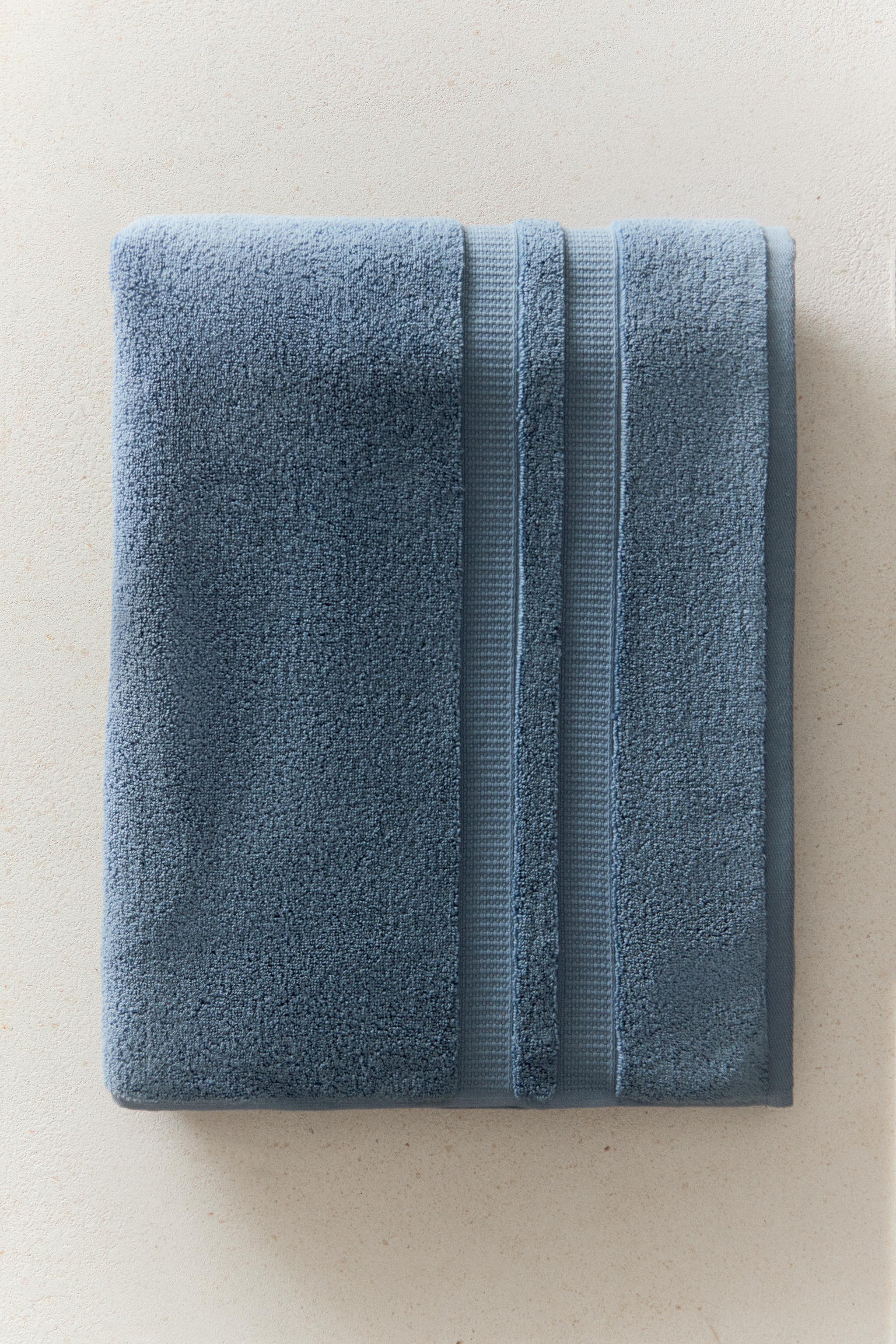 EXTRA SOFT DOUBLE-BORDER BATH TOWEL — Dusty blue