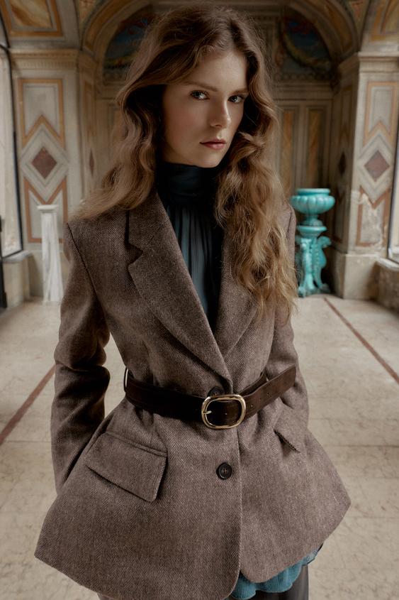 Stedn zbr na oplen sako s klopovm lmcem, dlouhmi rukvy, tmavm pskem a pednmi kapsami s klopou.