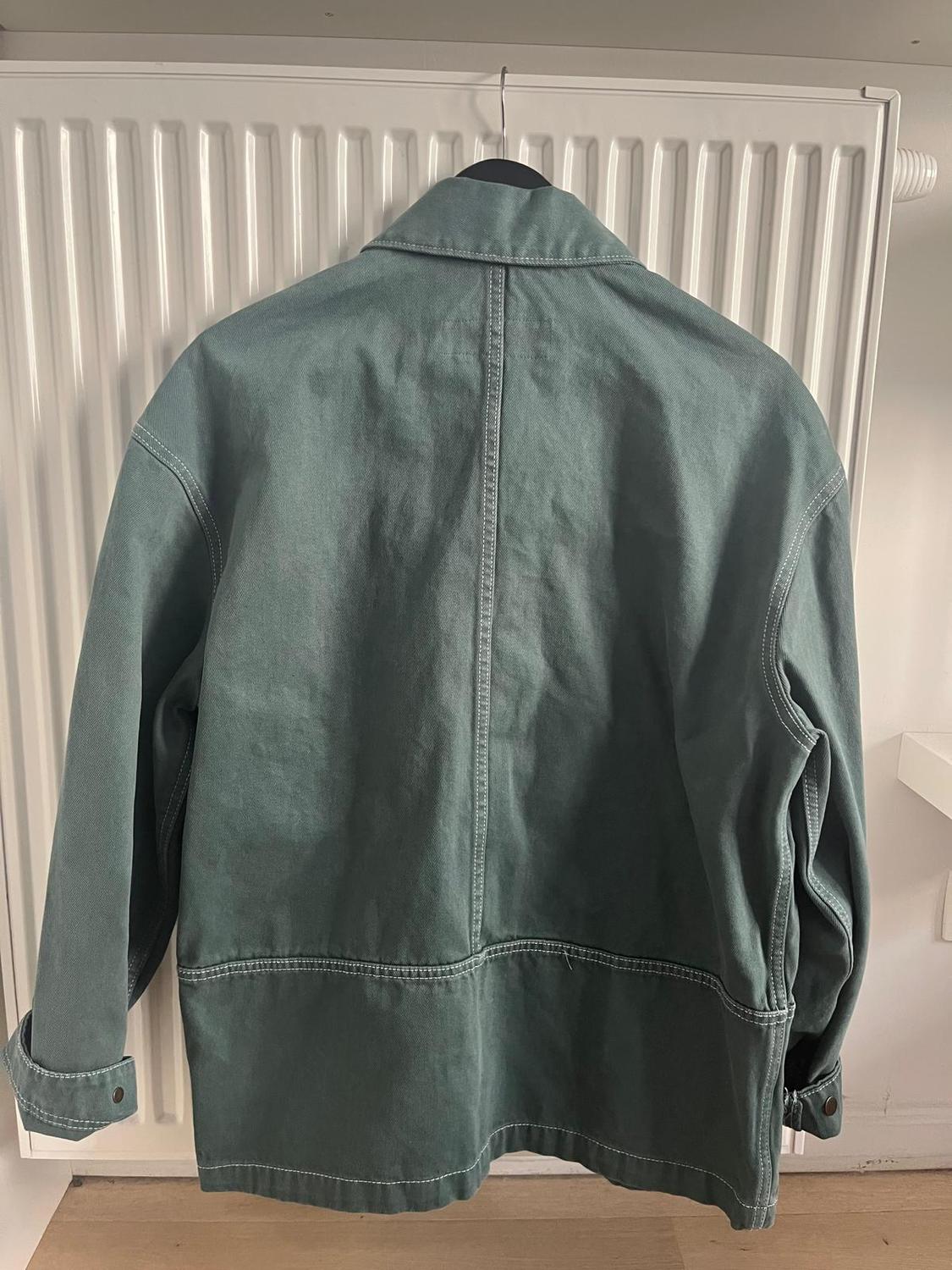 OVERSHIRT ΜΕ ΔΙΑΓΩΝΑΛ ΥΦΑΝΣΗ ΚΑΙ ΞΕΒΑΜΜΑ - Image 2