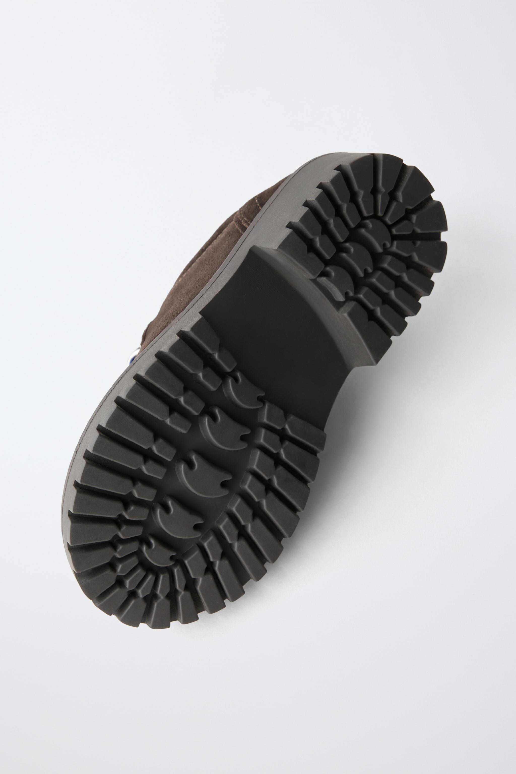 CHAUSSURES EN CUIR À LACETS