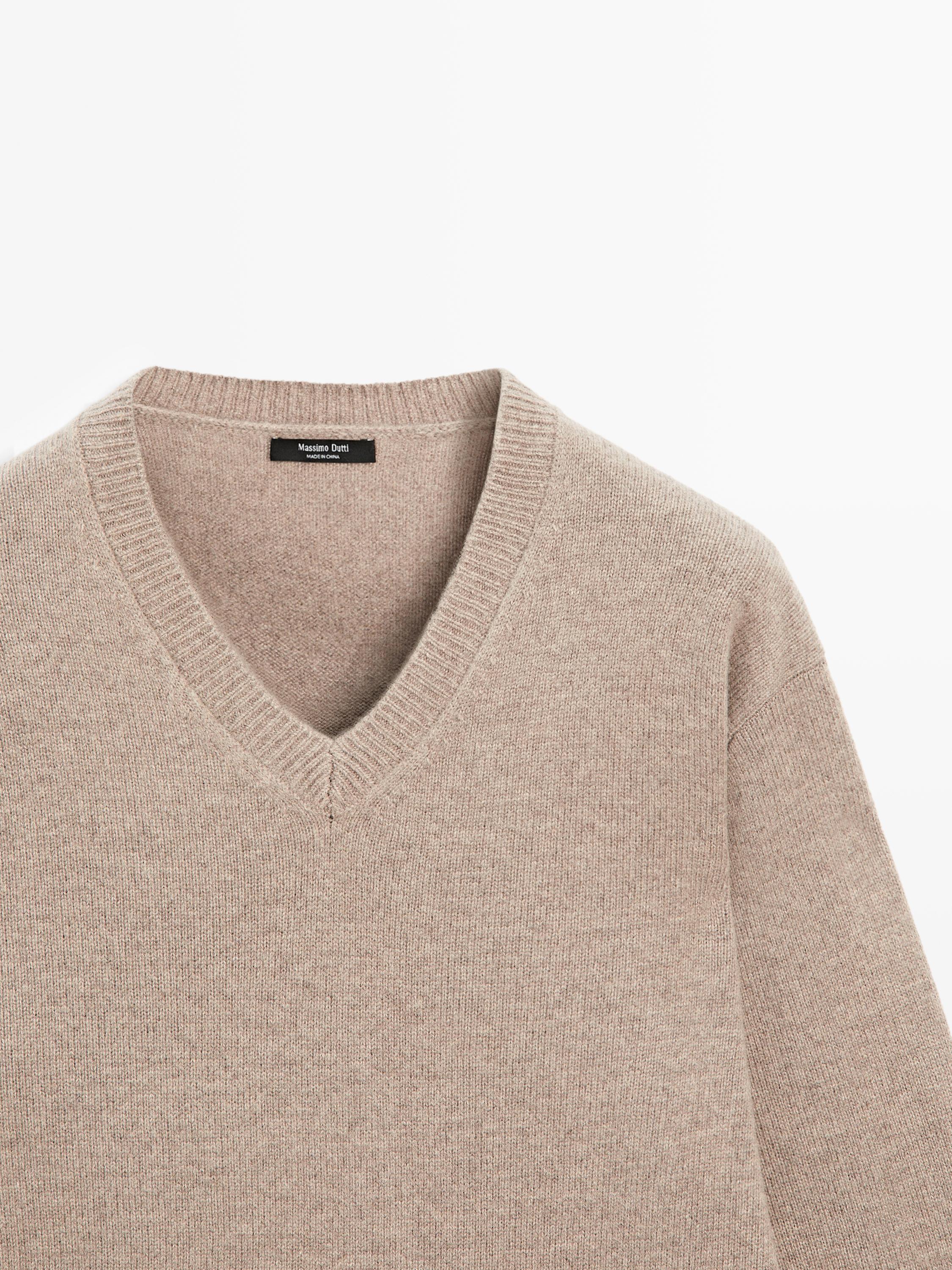 Pull en maille à col V et coudes