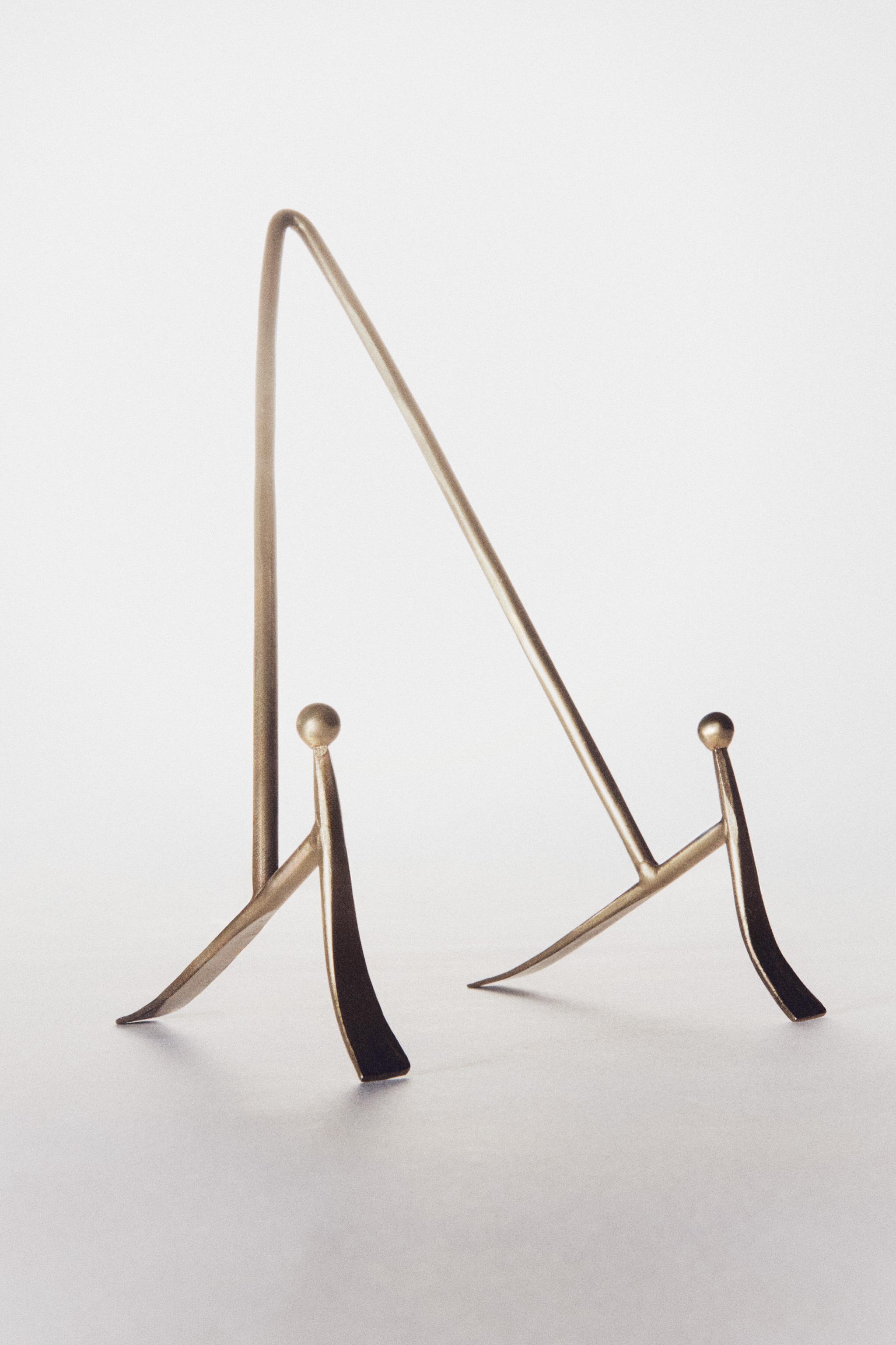GOLD METAL DISPLAY STAND
