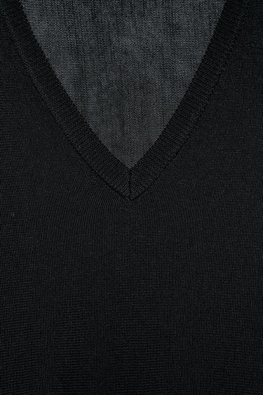 PULL EN MAILLE AVEC COL EN V - Noir de Zara - Image 5