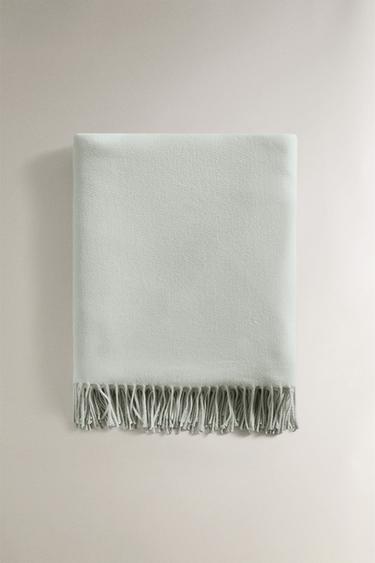 بطانية سادة فائقة النعومة - أزرق فاتح الخاص بـ Zara