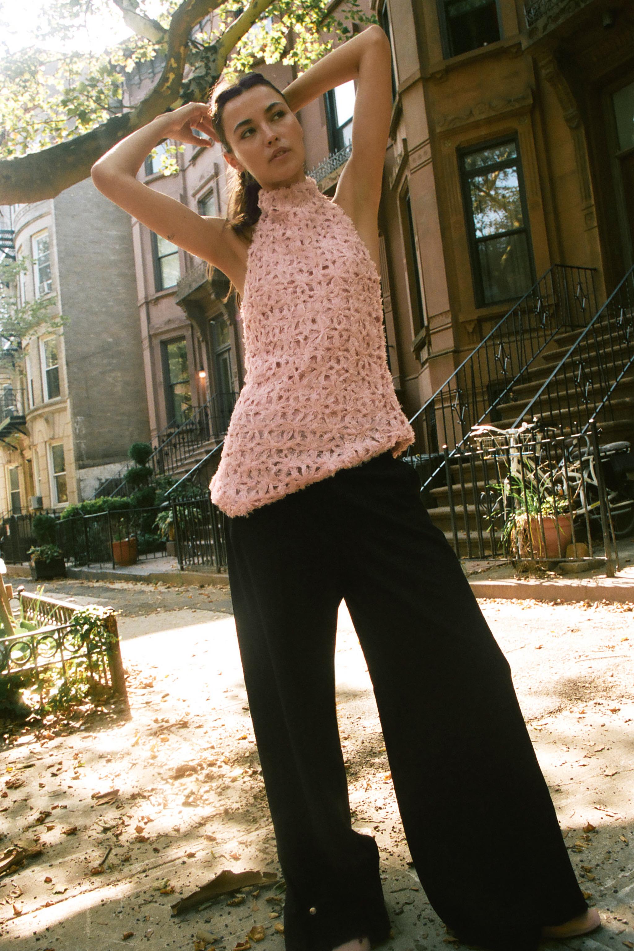 TOP À COL HALTER ASYMÉTRIQUE