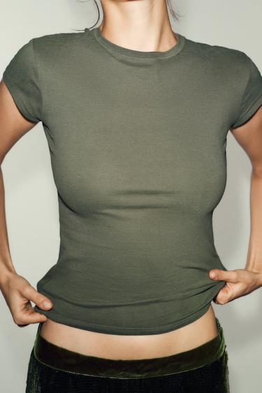 T-SHIRT AJUSTADA MANGA CURTA - Caqui da Zara