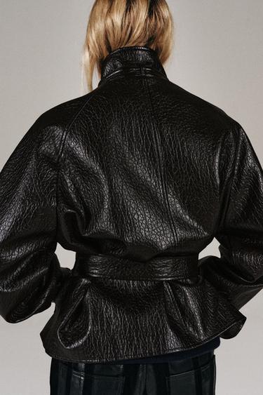 BLOUSON EN MATIÈRE SYNTHÉTIQUE AVEC CEINTURE - Marron de Zara