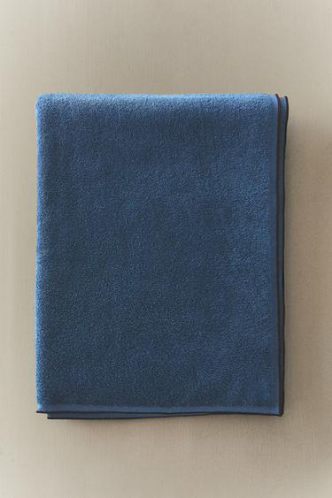 BATH TOWEL WITH COLOURED TOPSTITCHING - dusty blue by Zara