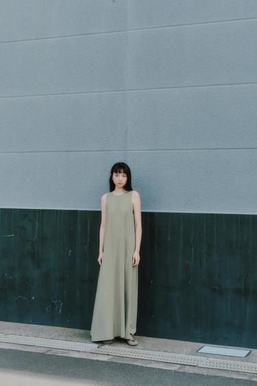 ボリューム感のあるフルイドミディ丈ワンピースカーキZaraのボリューム感のあるフルイドミディ丈ワンピース - カーキ