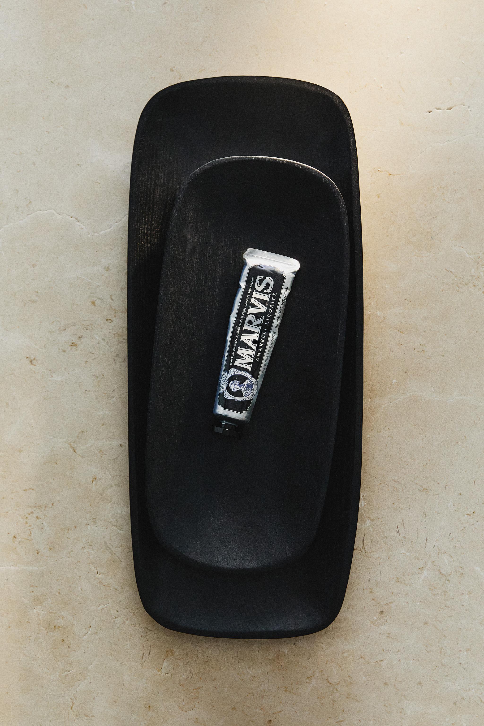 DARK WOOD TRAY — Black