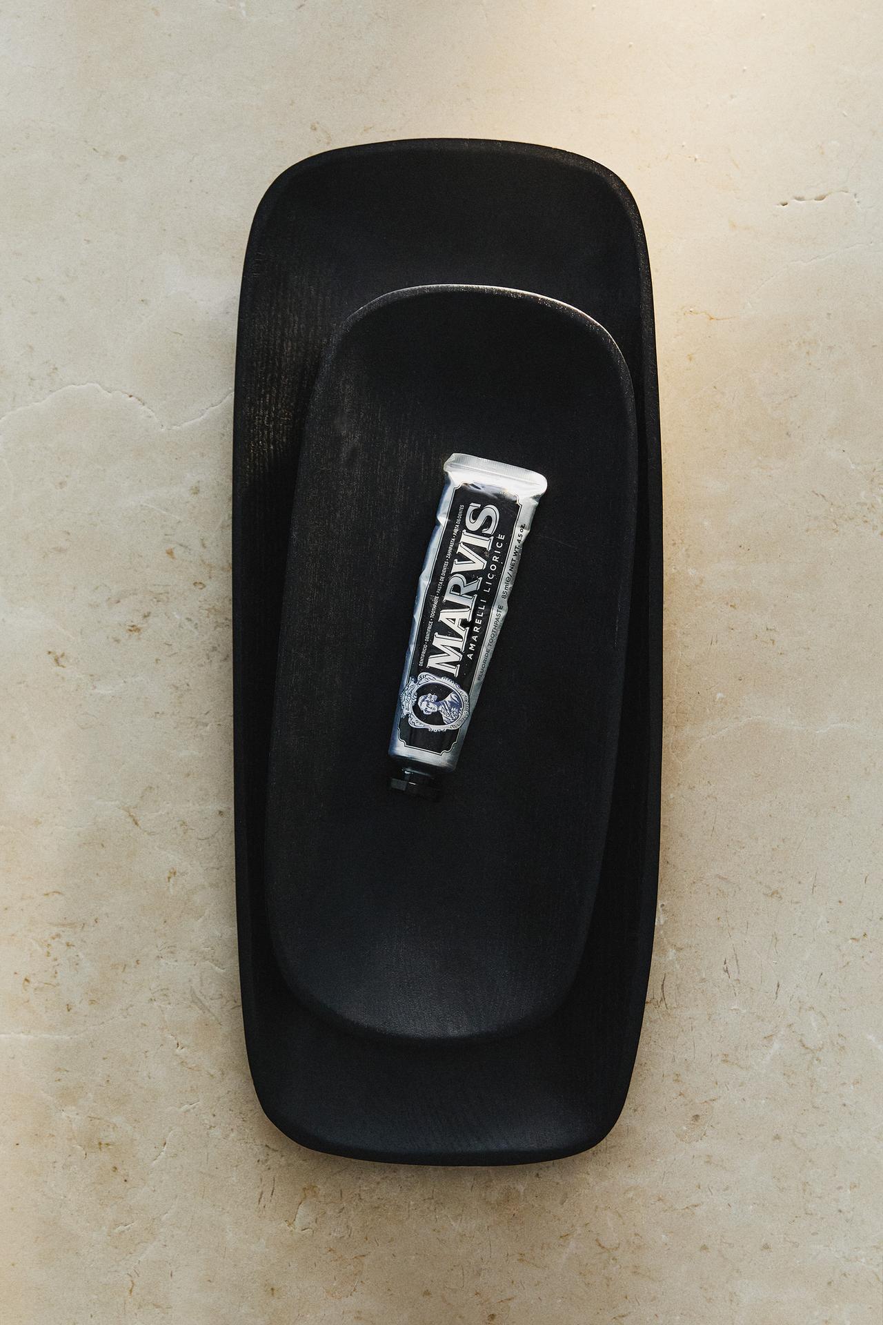 DARK WOOD TRAY — Black