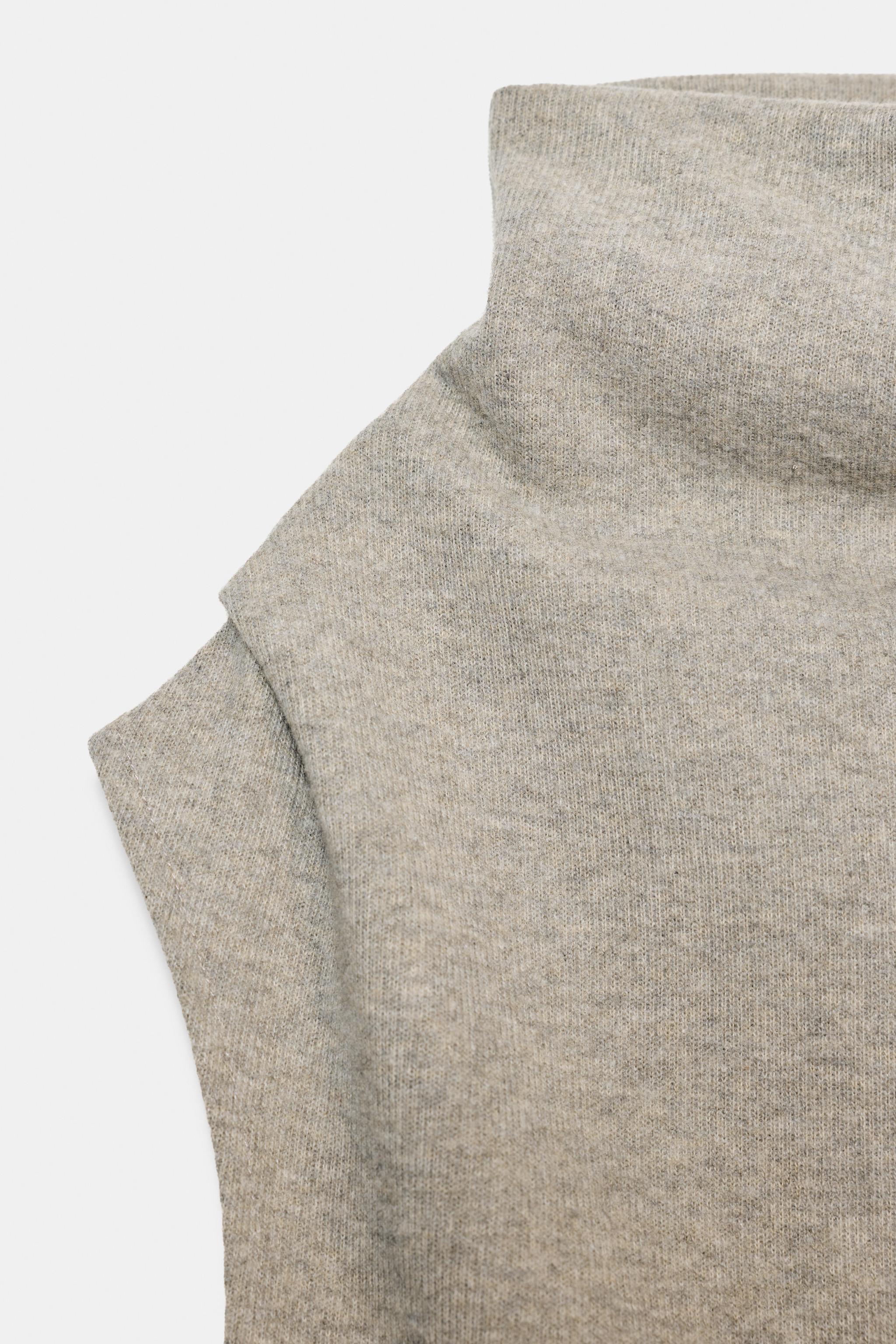 SLEEVELESS TOP