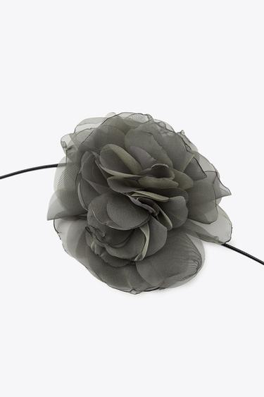 COLLAR FLOR TEJIDO - Khaki de Zara