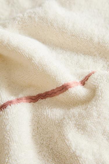 BATH TOWEL WITH CONTRAST PIPING - Light pink by Zara
