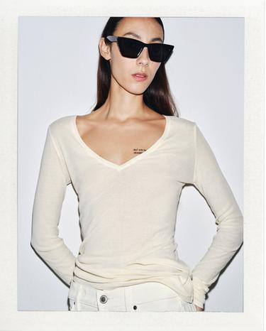 تيشرت بفتحة رقبة على شكل V - أبيض مكسور by Zara