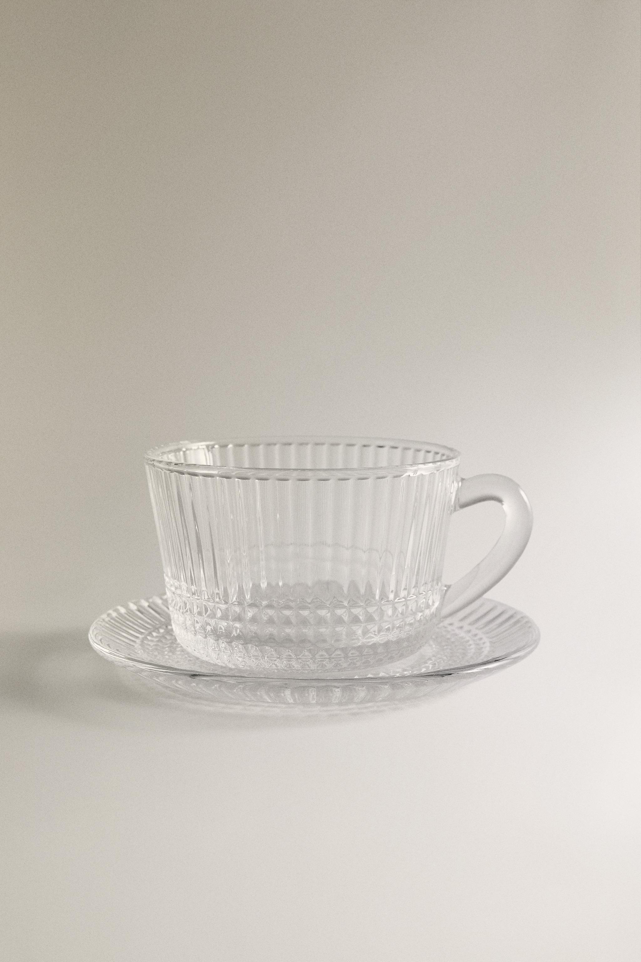 GLASS TEACUP AND SAUCER WITH GEOMETRIC RELIEF — Transparent