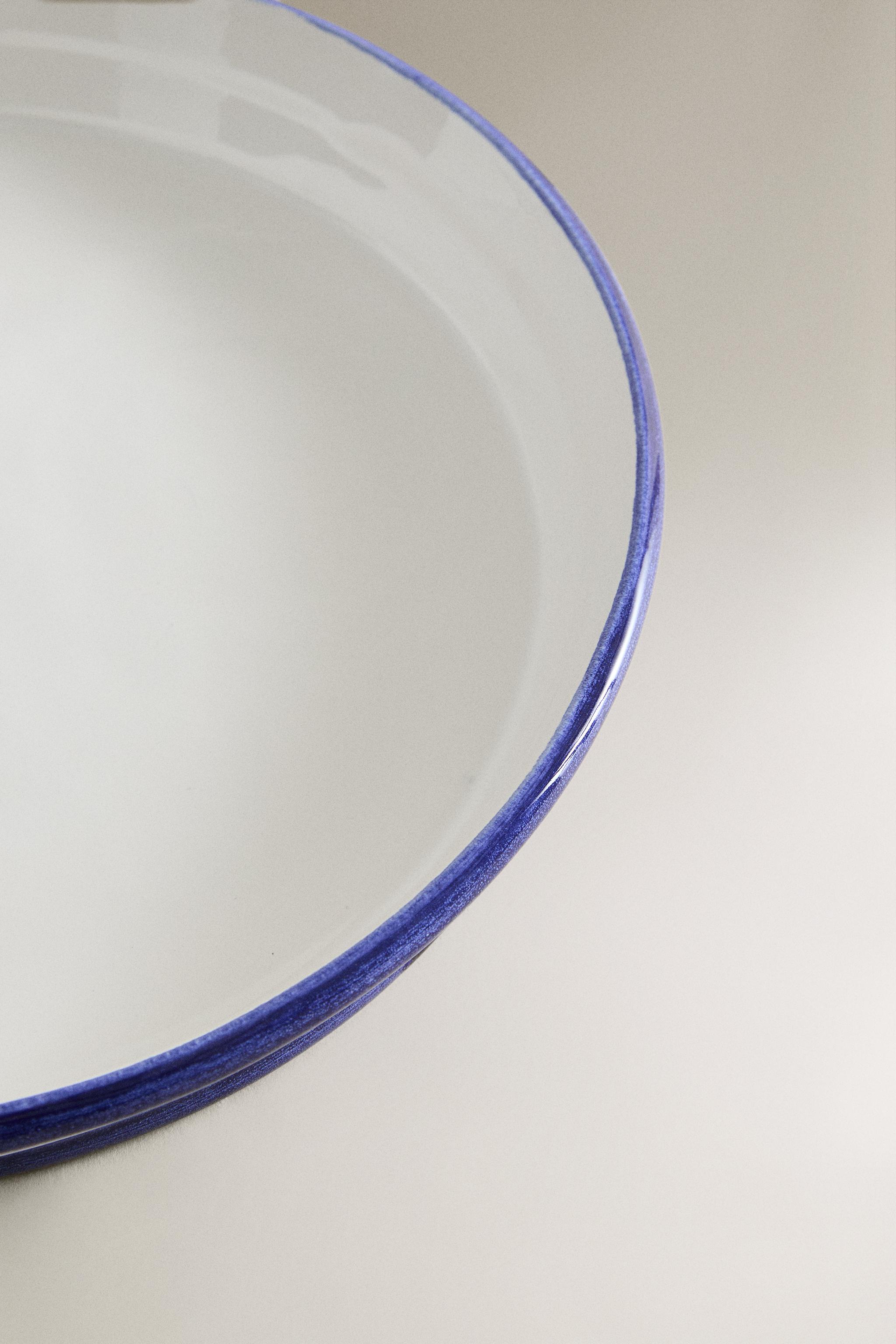 STONEWARE SERVING DISH WITH CONTRASTING RIM
