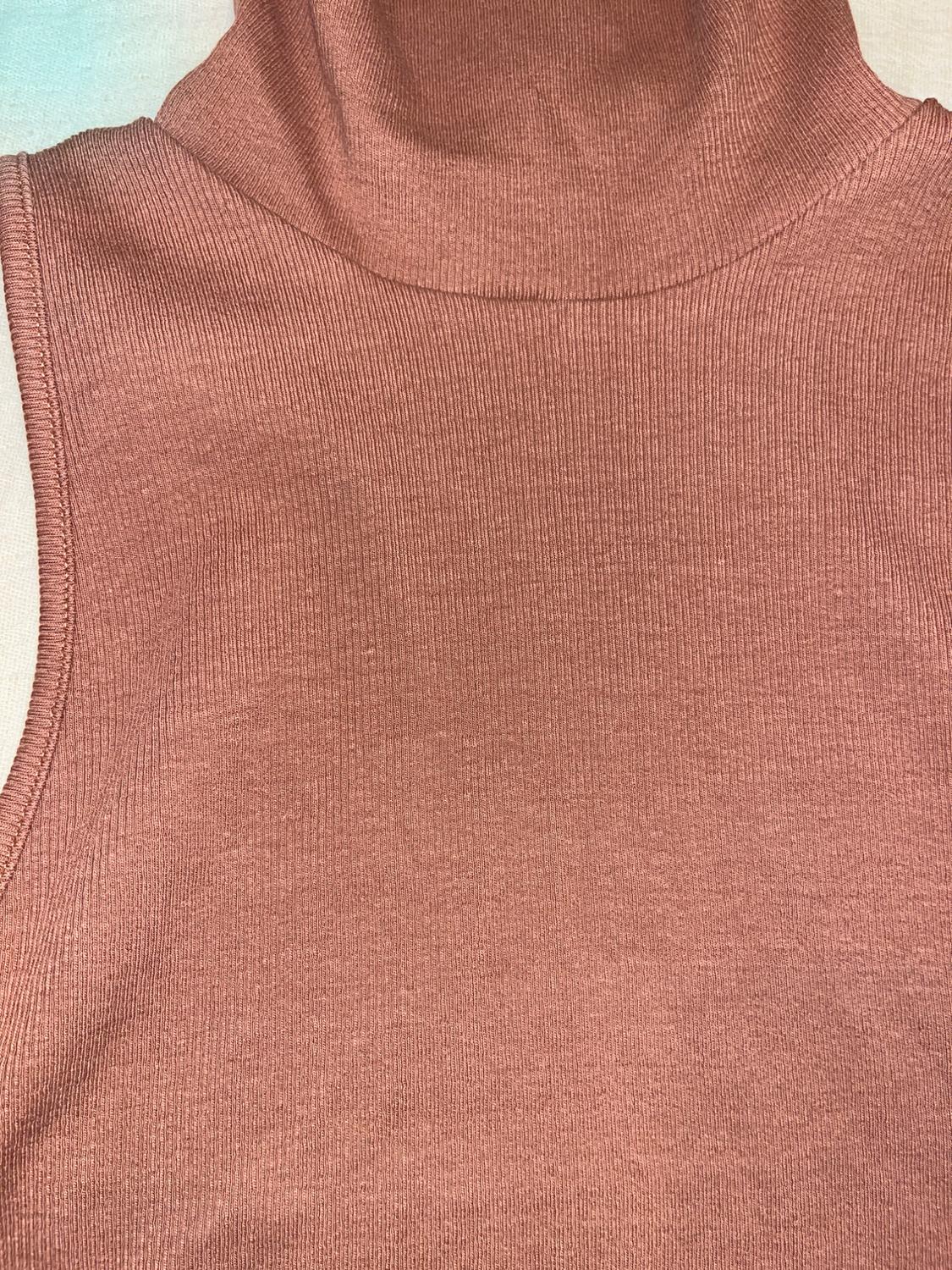 RUBBER TURTLE NECK CROP TOP. - Image 3