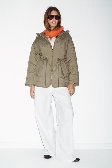 CAÇADORA EMBUATADA AMB CAPUTXA WATER REPELLENT - Caqui de Zara