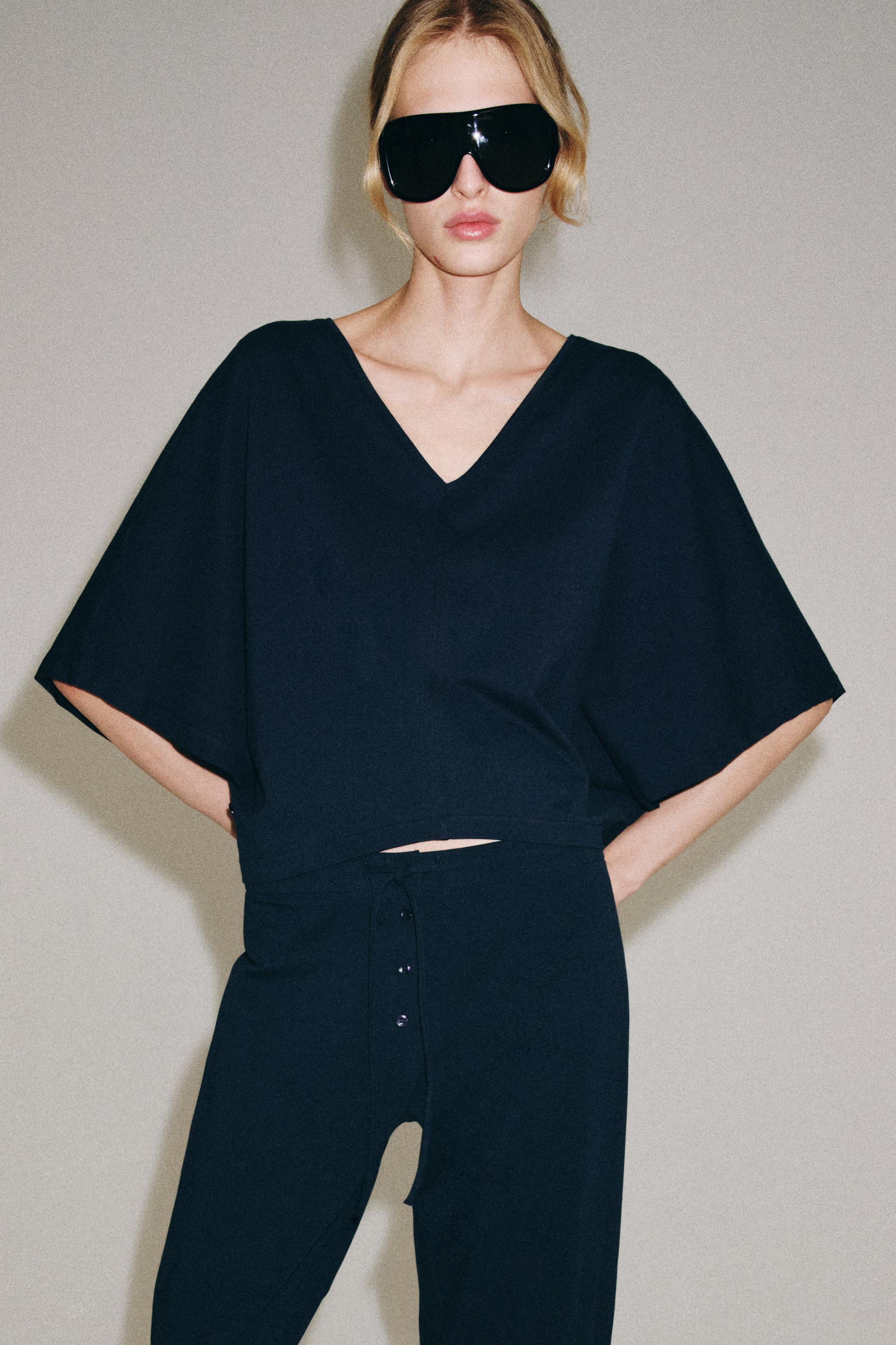 COTTON CAPE-SLEEVE T-SHIRT — Navy blue