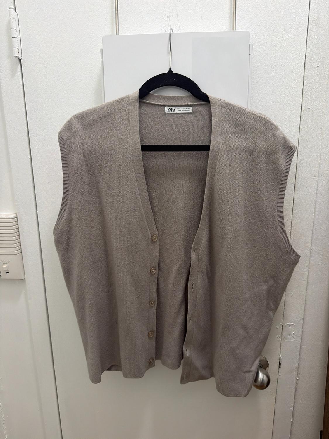 BUTTONED KNIT VEST - Image 3