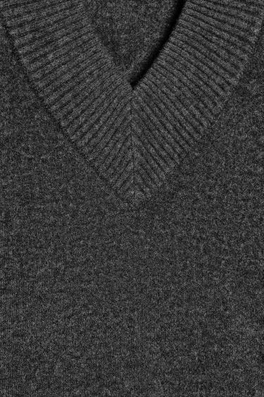 PULL EN MAILLE À COL EN V - Gris foncé de Zara - Image 5