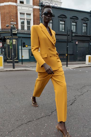 BLAZER CRUZADA HOMBRERAS - Mostaza de Zara