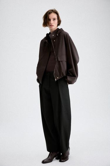 CAZADORA ENGOMADA CAPUCHA - Marrón de Zara - Imagen 0