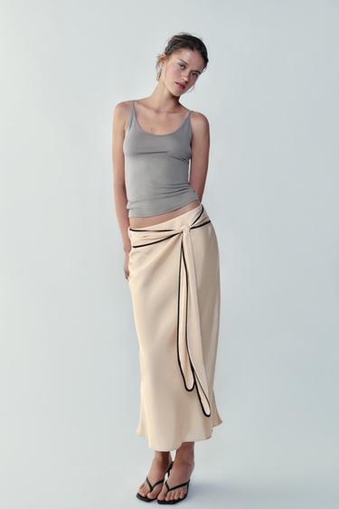 Falda midi satinada con nudo