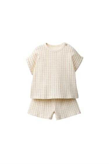 SOUPRAVA S VAFLOVOU STRUKTUROU: TRIČKO A KOSTKOVANÉ BERMUDY - Přírodní od Zara