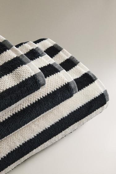 TEXTURED VELOUR BATH TOWEL - Black by Zara - Image 1