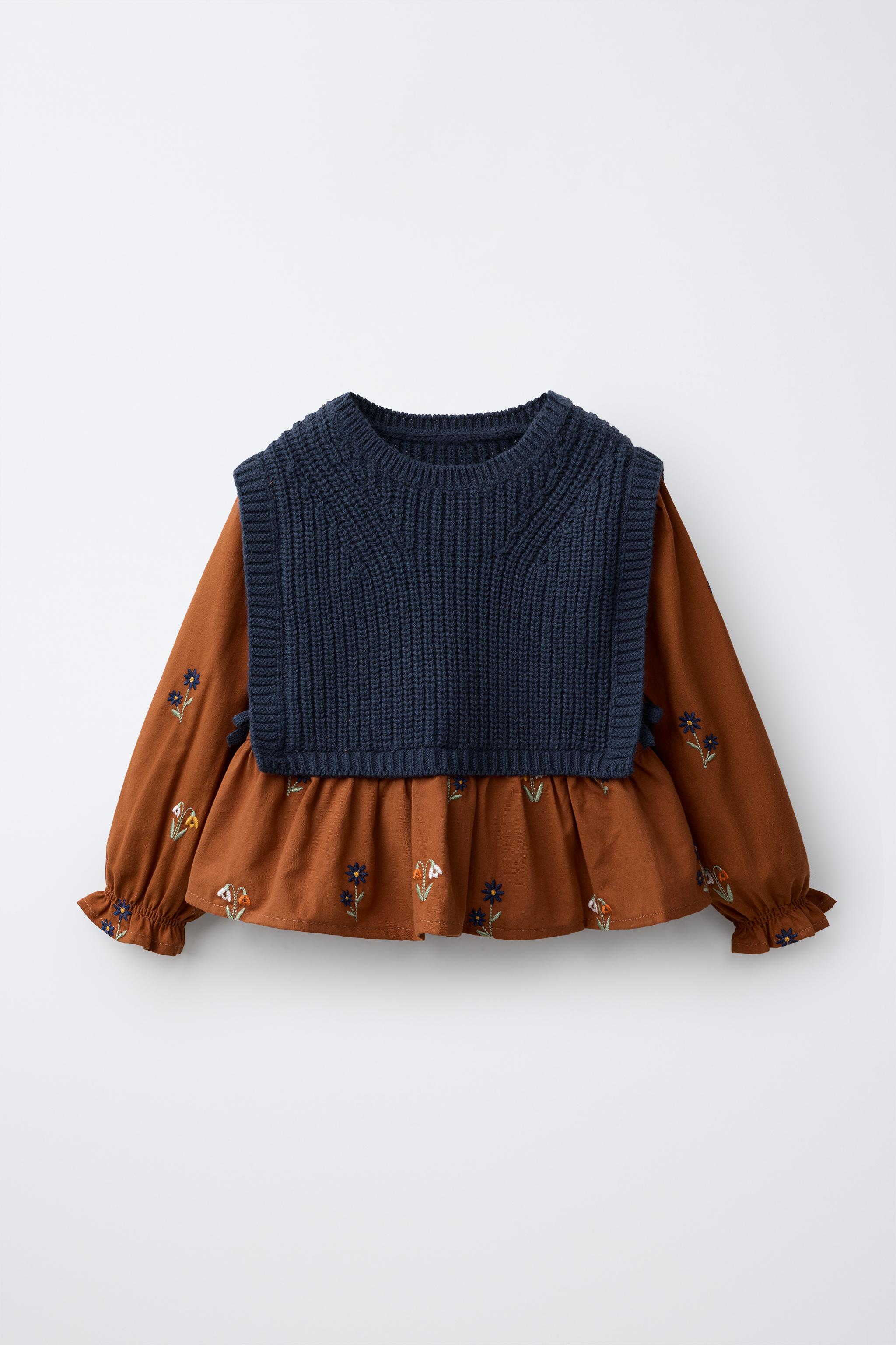 CHEMISE À FLEURS BRODÉES COMBINÉE UN GILET EN MAILLE