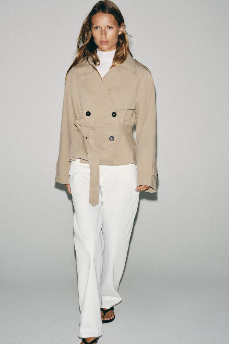 Chaqueta corta tipo trench con hombreras y cinturón 5