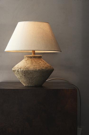 ΕΠΙΤΡΑΠΕΖΙΟ ΦΩΤΙΣΤΙΚΟ ΜΕΣΑΙΟΥ ΜΕΓΕΘΟΥΣ ΜΕ ΠΗΛΙΝΗ ΒΑΣΗ - ΕΚΡΟΥ-ΛΕΥΚΟ του Zara