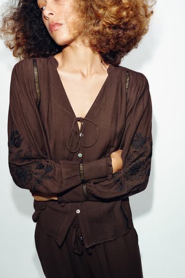 CAMISA BORDADOS ENTREDOSES - Marrón de Zara